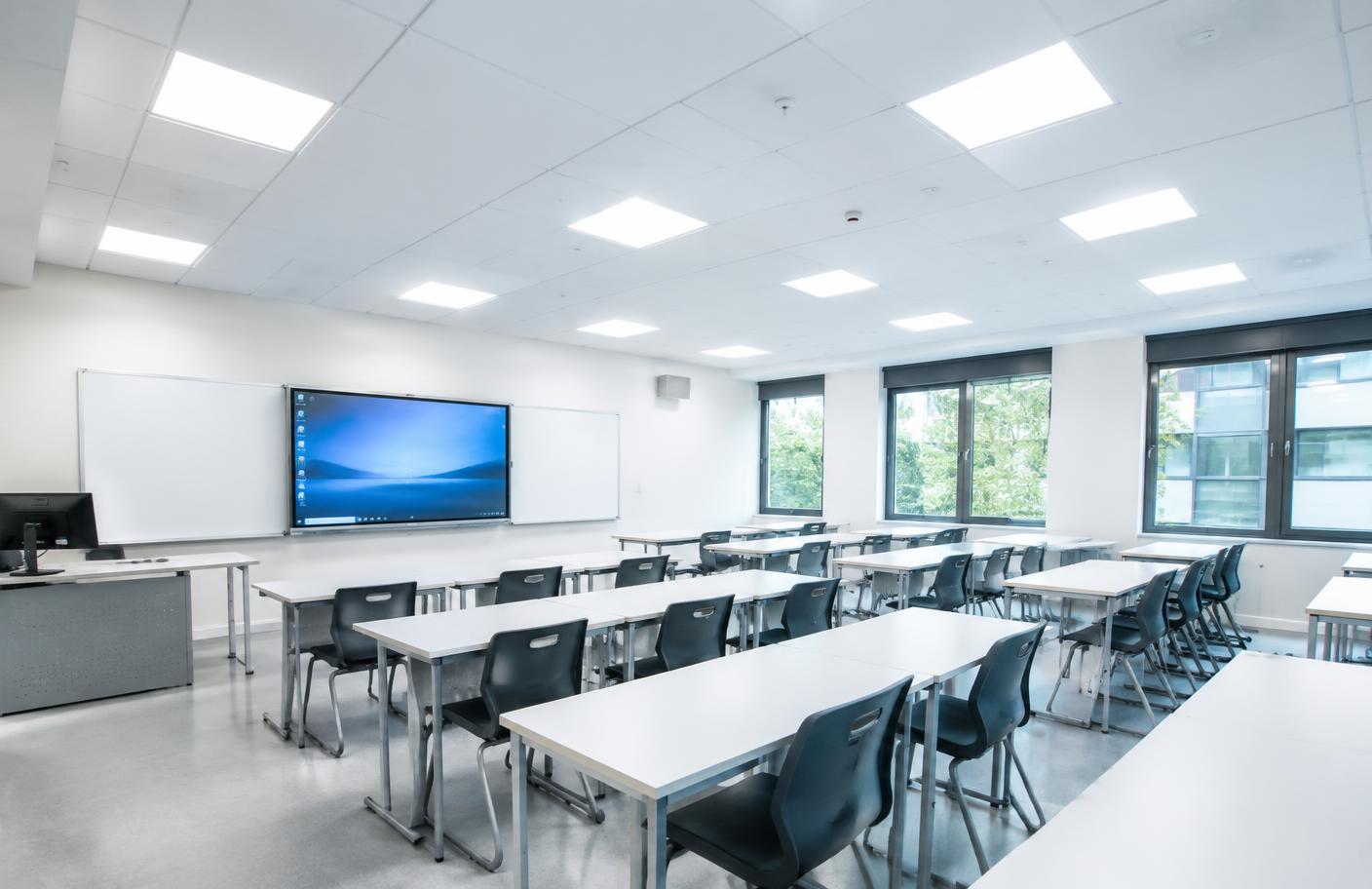 Klaslokaal met gelijkmatige LED-paneelverlichting